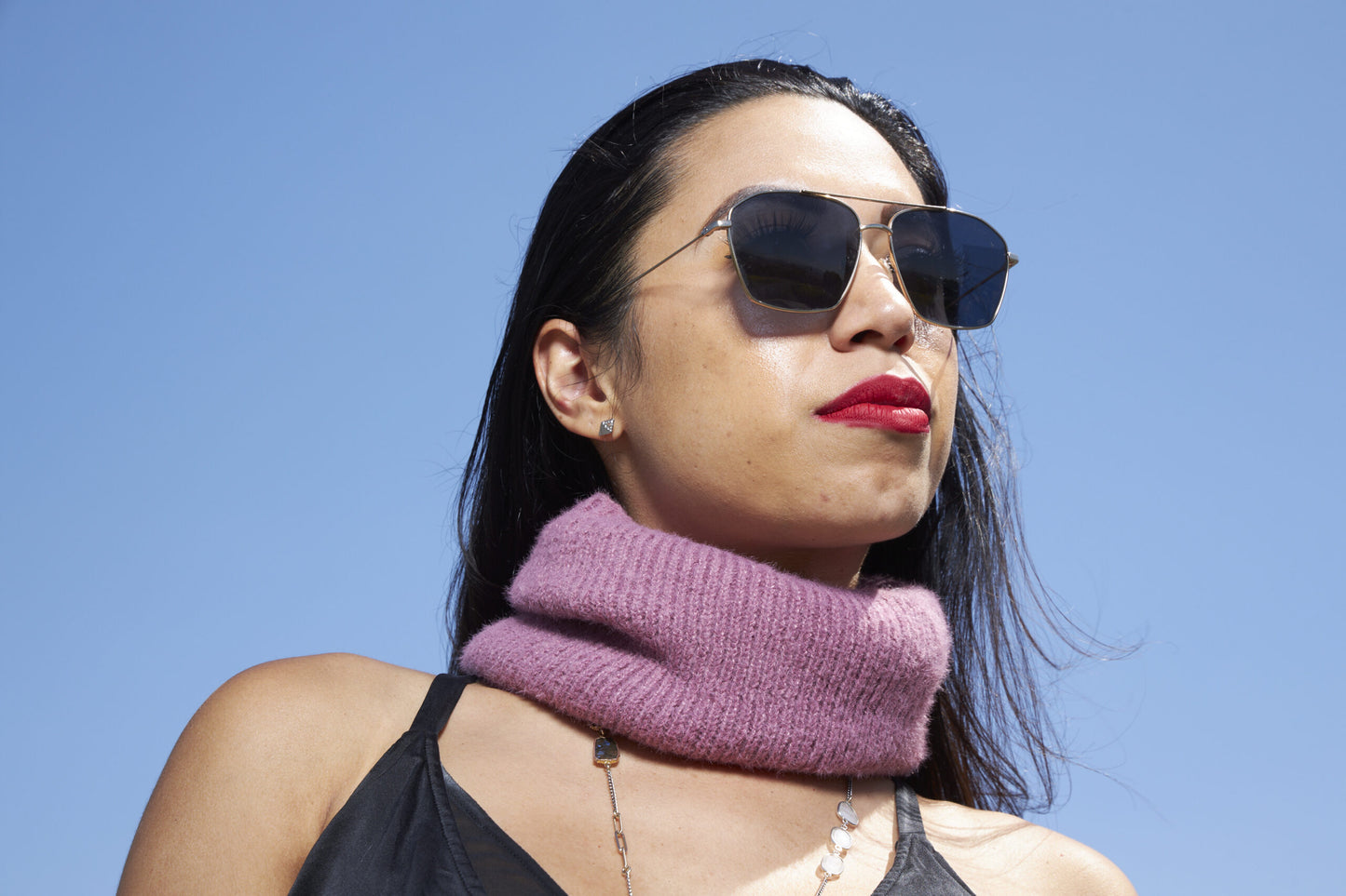 Sunglasses woman with a Mulberry pink scarf