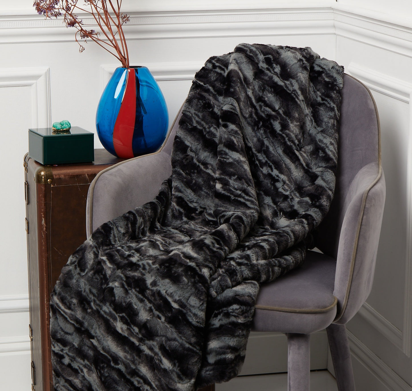 Close shot of Throw – Sydney Black and Grey on a grey chair
