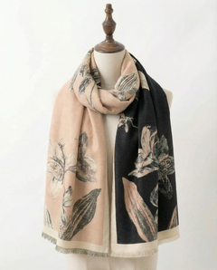 Wrap with floral pattern on a white background, view 2