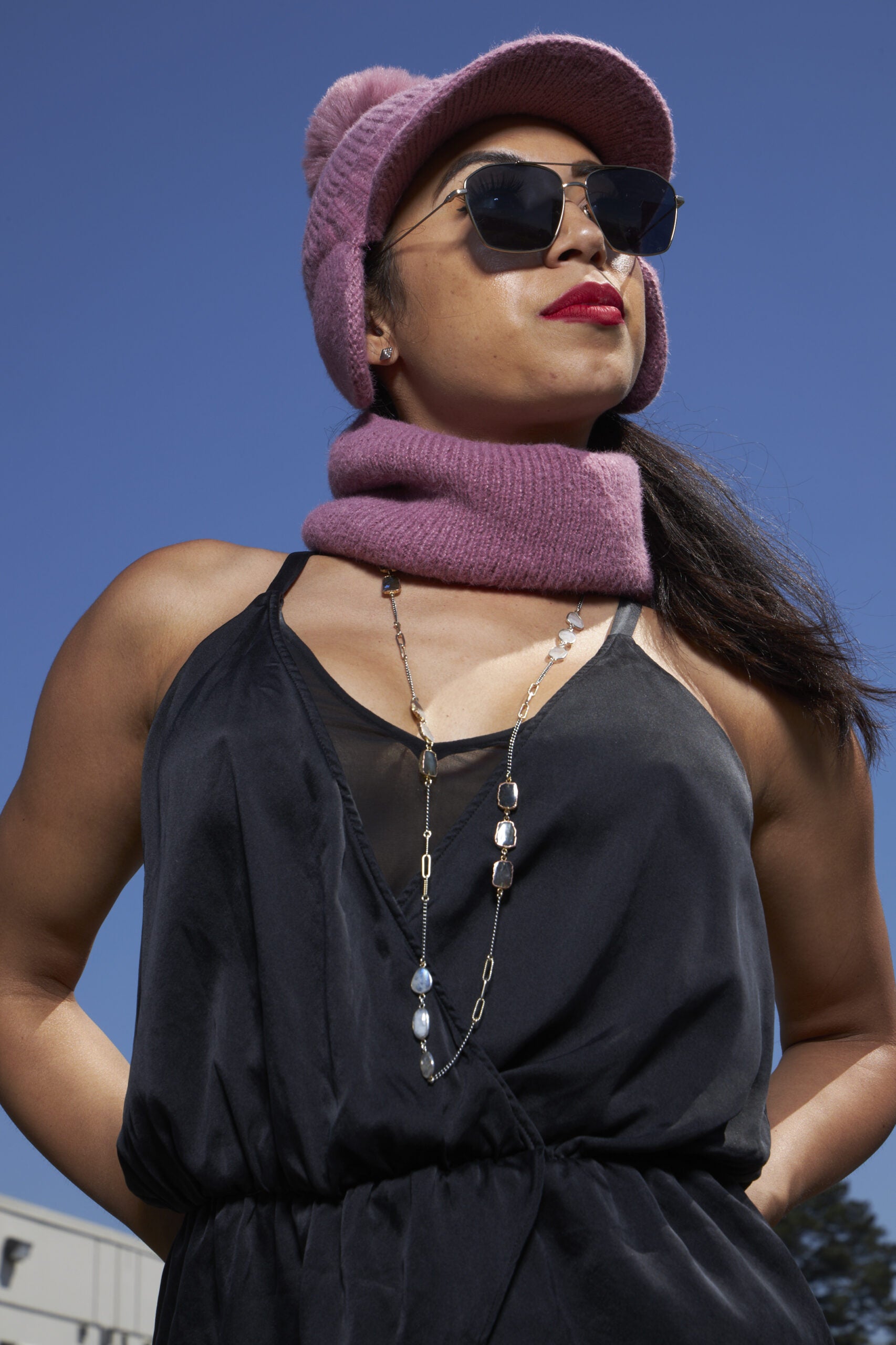 Sunglasses woman with a Mulberry pink beanie and scarf