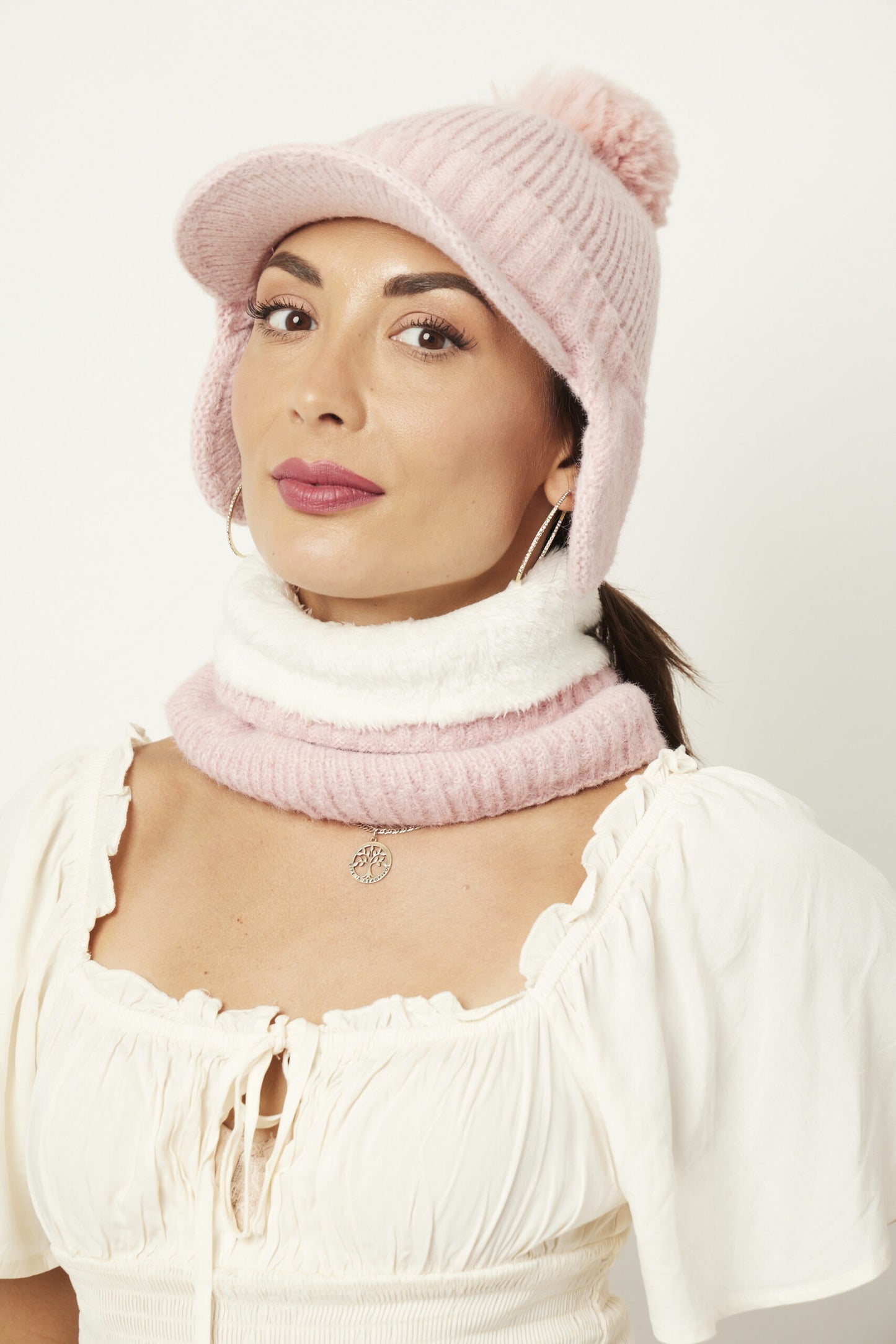 Woman with Beanie and Neck Warmer – Soft Pink