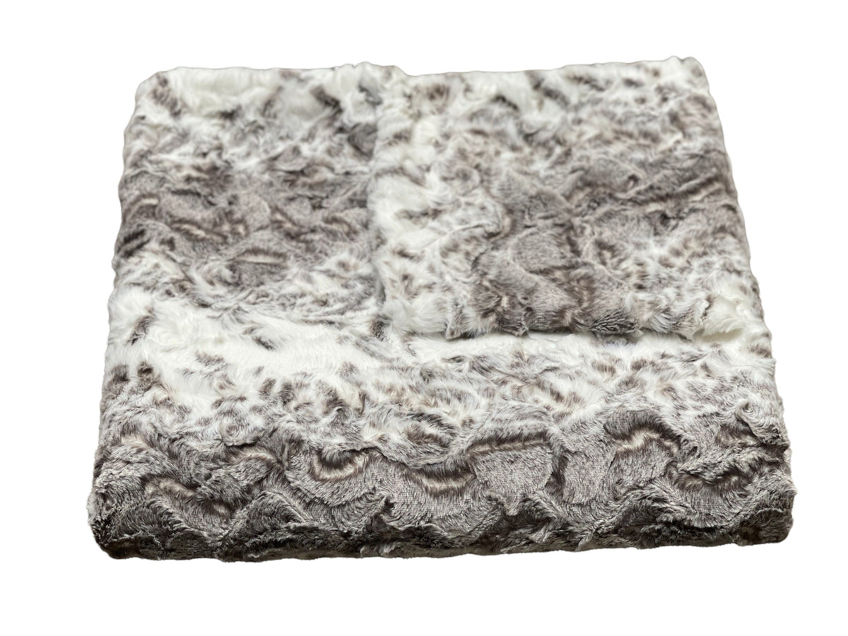 Throw – Rendevous Chocolate & Cream with background