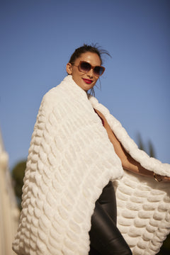 Sunglasses woman wrapped with Throw – Florence Ivory, view 1